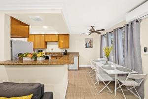 Η κουζίνα ή μικρή κουζίνα στο Cozy & Serene ~ 12mins to Downtown LA +12 φωτογραφίες