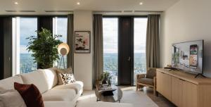 Телевизор и/или развлекательный центр в The Mercian - 3BDR LUXURY PENTHOUSE -24 HR GYM - PRIVATE TERRACE