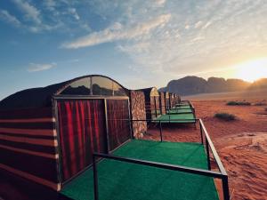 una fila de tiendas en medio del desierto en Wadi Rum Shooting Stars Camp, en Wadi Rum