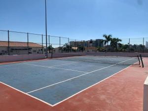 una pista de tenis con una red encima en Condominio c/ alberca y vista a Marina Mazatlán en Mazatlán