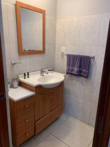 y baño con lavabo y espejo. en Condominio c/ alberca y vista a Marina Mazatlán en Mazatlán