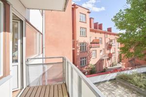 Elle comprend un balcon offrant une vue sur la rue. dans l'établissement Norden Homes Peaceful & Central Apt. Free Parking, à Turku