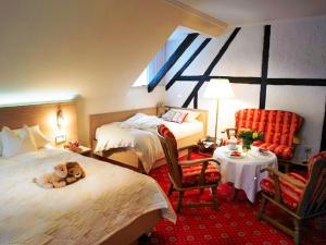 una habitación de hotel con 2 camas y un osito de peluche en la cama en Landgasthof Hoffmann GbR, en Arnsberg