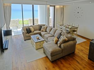 Posezení v ubytování Onna Resort 海まで徒歩0秒 最大12名宿泊可 オーシャンビュー貸切ヴィラ