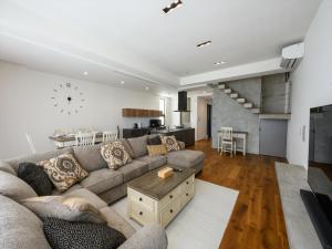 - un salon avec un canapé et une table dans l'établissement Onna Resort, à Nago