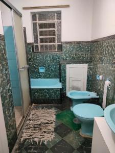 サンパウロにあるFriends forever hostelのバスルーム(トイレ2つ、シャワー付)