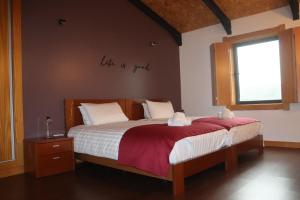 Dormitorio con cama con escrito en la pared en Casa da Escola en Vouzela