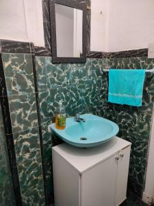 サンパウロにあるFriends forever hostelのバスルーム(青いシンク、鏡付)