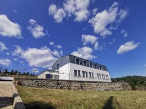 een wit gebouw bovenop een stenen muur bij Casa da Escola in Vouzela