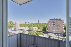 d'un balcon avec vue sur la ville. dans l'établissement Norden Homes Turku 2-Bedroom Nordic Apartment, à Turku