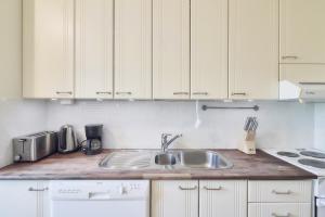 Imagen de la galería de Norden Homes Turku 2-Bedroom Nordic Apartment, en Turku