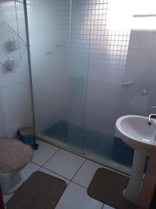 a bathroom with a shower and a sink at Recanto do Sossego in Águas de Lindóia