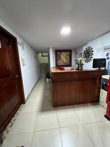 un ufficio con reception in una camera di Hotel Tempus a Pasto Altre 18 foto