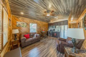 ein Wohnzimmer mit einem Sofa und einer Küche in der Unterkunft D&R Rivercity RV Resort in New Braunfels