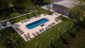 an overhead view of a swimming pool in a park with chairs at D&R Rivercity RV Resort in New Braunfels