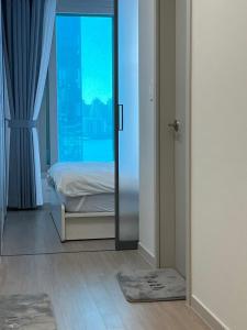 Harington Gwangan في بوسان: غرفة نوم مطلة على سرير ونافذة