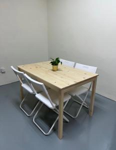 ケパラ・バタスにあるWP Boss Studioの木製テーブル(椅子2脚、鉢植え付)