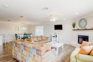 ein Wohnzimmer mit 2 Sofas und einem Tisch in der Unterkunft Flood Reef Retreat - Blue Crab Cottage in Pensacola