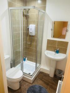 y baño con ducha, aseo y lavamanos. en Cakemuir Detached House, 3 Bed, Free parking &Private Garden en Edimburgo