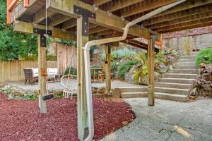 drewniana pergola w ogrodzie z patio w obiekcie Wallingford Manor w mieście Seattle