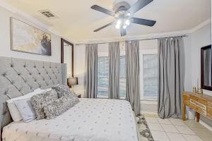 1 dormitorio con 1 cama y ventilador de techo en Casa Del Sol, en San Antonio