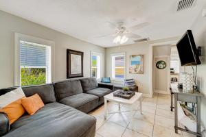 uma sala de estar com um sofá e uma televisão em Casa Del Sol C em Bradenton Beach