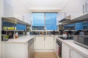 Кухня или мини-кухня в Serenity at Umina Beach Renovated Coastal Retreat

