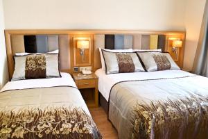 ein Hotelzimmer mit 2 Betten in einem Zimmer in der Unterkunft Hotel Erden Sarayevo in Istanbul