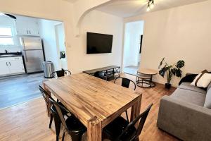 ein Wohnzimmer mit einem Holztisch und einer Couch in der Unterkunft WOW - 2CH Vieux-Limoilou à proximité Vieux-QC in Québec