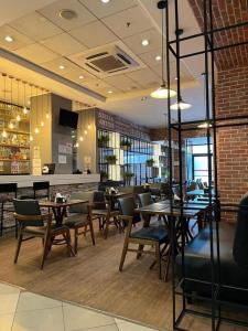 サンパウロにあるHotel Aeroporto Congonhasのテーブルと椅子とバーのあるレストラン
