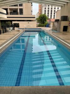 basen z niebieskimi płytkami w budynku w obiekcie Hotel Aeroporto Congonhas w São Paulo