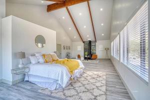 um quarto com uma cama e uma grande janela em Luxury Lake Home For Larger Private Groups on Acre em Lake Isabella