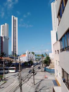 vistas a una ciudad con edificios y una calle en Pé na areia, en Recife
