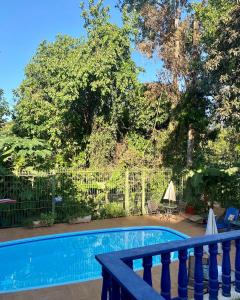 - une piscine dans une cour avec une clôture dans l'établissement Pequeno Paraíso, à Foz do Iguaçu