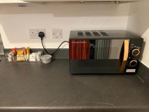 eine Mikrowelle auf einer Theke in der Unterkunft Comfy 2-bed home - Contractors and Leisure in West Bromwich + 5 Fotos