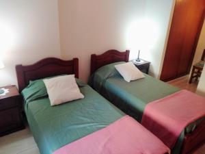 2 camas sentadas en una habitación con aceros en Amplio departamento en Nueva Cordoba - Bv Chacabuco en Córdoba