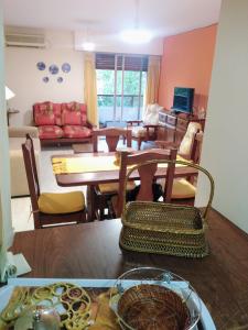 comedor y sala de estar con mesa y sillas en Amplio departamento en Nueva Cordoba - Bv Chacabuco en Córdoba