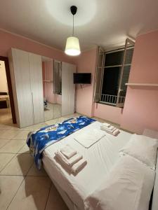 una camera da letto con un letto grande in una stanza di House Vacations Center a Castellammare di Stabia