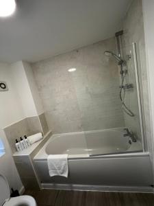 ein Badezimmer mit Badewanne und Dusche in der Unterkunft Comfy 2-bed home - Contractors and Leisure in West Bromwich