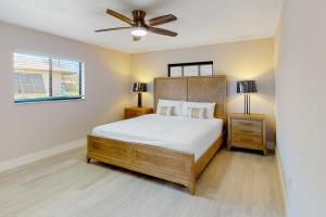 1 dormitorio con 1 cama y ventilador de techo en Bahama Breeze en Fort Myers