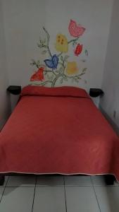 1 dormitorio con cama roja y manta roja en Casa la Conchita, en San Luis Potosí