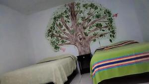 サン・ルイス・ポトシにあるCasa la Conchitaの壁に木の壁が施されたベッドルーム
