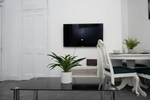 En tv och/eller ett underhållningssystem på Shortridge Terrace - 1