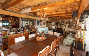 een eetkamer met een houten tafel en een keuken bij Stunning Apartment In Komarna With Kitchen in Klek