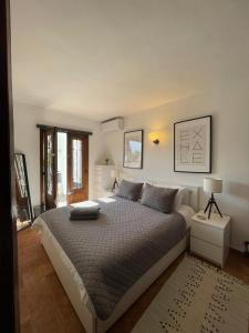 une chambre avec un grand lit dans une pièce dans l'établissement Beautiful Town House, Morairia, à Moraira