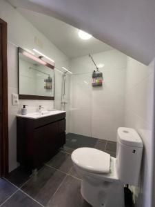 une salle de bain avec des toilettes blanches et un lavabo dans l'établissement Beautiful Town House, Morairia, à Moraira