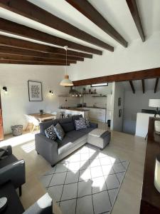 un salon avec un canapé et une table dans l'établissement Beautiful Town House, Morairia, à Moraira