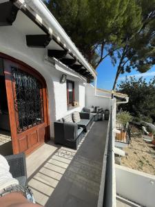 d'une terrasse avec des canapés et une porte en bois. dans l'établissement Beautiful Town House, Morairia, à Moraira 7 autres photos
