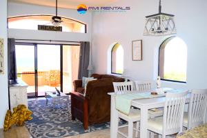 佩納斯科港的住宿－Marina Pinacate B-101，客厅配有沙发和桌子