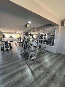 The fitness centre and/or fitness facilities at شاليه ارضى على حمام سباحه